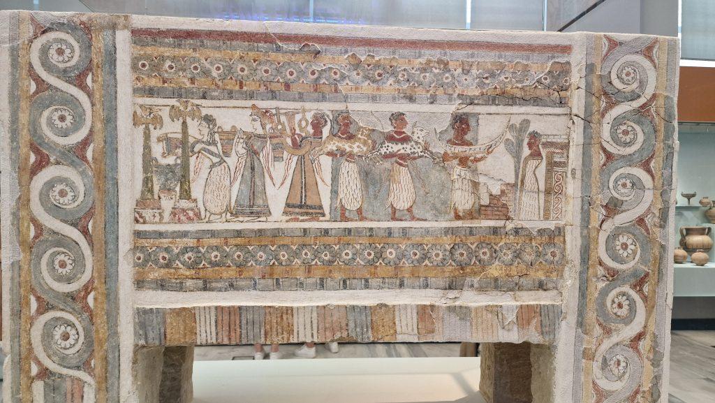 Palazzo di Cnosso: La Guida Vissuta Contro Caldo e Folla di Agosto 12 Museo di Heraklion sarcofago trovato a Cnosso che ci spiega come venivano svolte le processioni a Cnosso