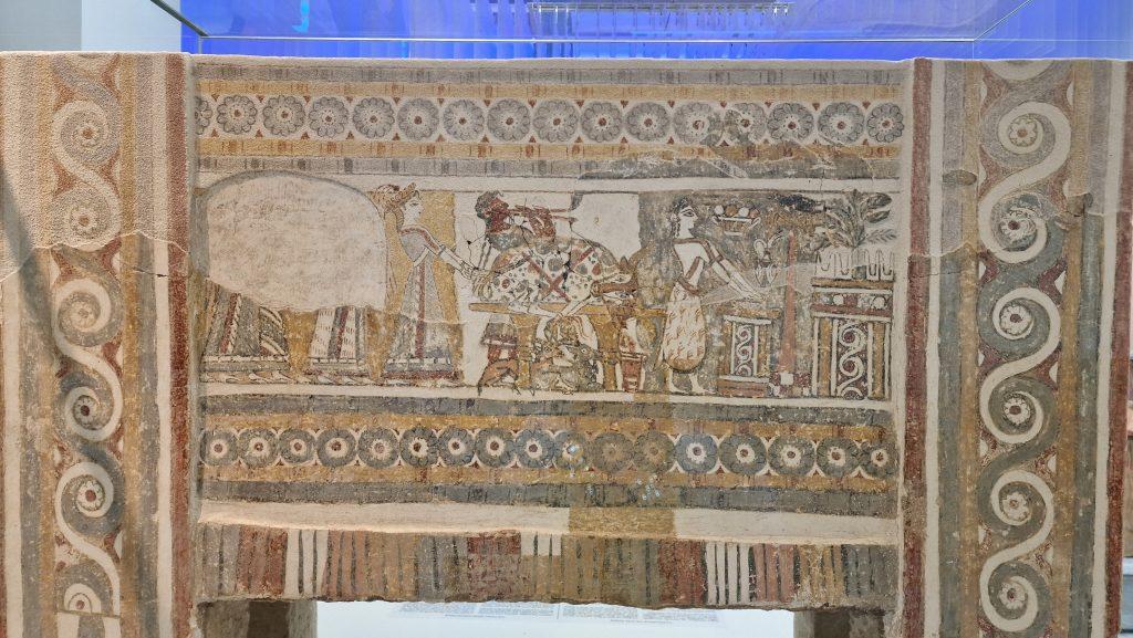 Palazzo di Cnosso: La Guida Vissuta Contro Caldo e Folla di Agosto 13 Museo di Heraklion sarcofago trovato a Cnosso che ci spiega come venivano svolte le processioni a Cnosso 2