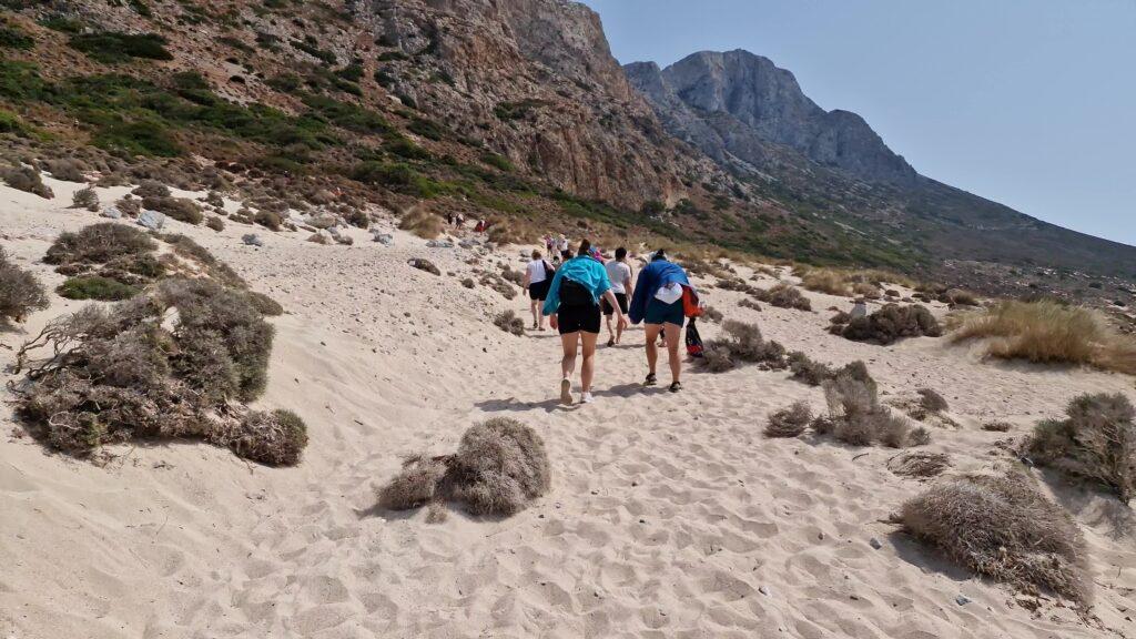 Balos in Auto: La Strada Sterrata Distrugge il Noleggio? La Verità, Rischi e Video-Prova 5 Ritorno tramite il sentiero dalla spiaggia di Balos Creta