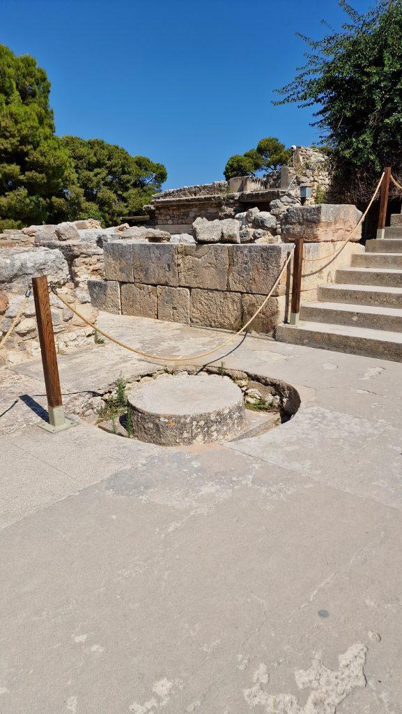 Palazzo di Cnosso: La Guida Vissuta Contro Caldo e Folla di Agosto 8 creta cosa vedere a Heraklion cnosso antica base colonna