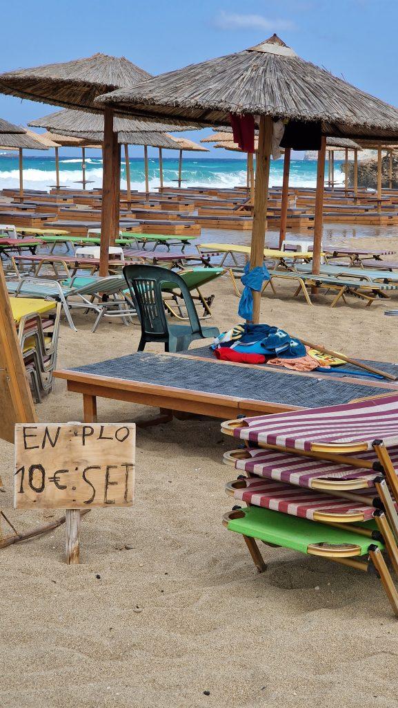 Spiaggia di Falassarna, Creta: Un Paradiso tra Comfort, Avventura e Tramonti Indimenticabili 1 lettini ombrelloni spiaggia di falassarna creta cosa vedere 1