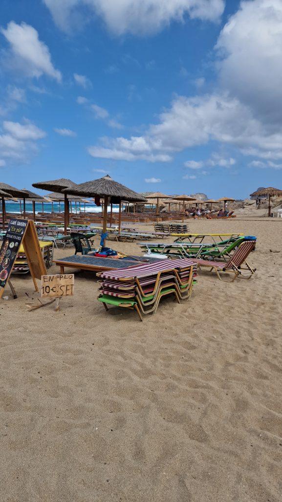 Spiaggia di Falassarna, Creta: Un Paradiso tra Comfort, Avventura e Tramonti Indimenticabili 2 lettini ombrelloni spiaggia di falassarna creta cosa vedere 2