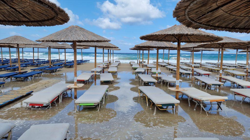 Spiaggia di Falassarna, Creta: Un Paradiso tra Comfort, Avventura e Tramonti Indimenticabili 3 lettini ombrelloni spiaggia di falassarna creta cosa vedere 3