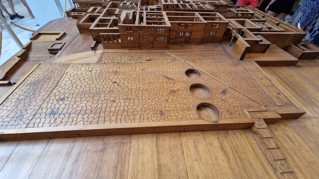Palazzo di Cnosso: La Guida Vissuta Contro Caldo e Folla di Agosto 11 modellino palazzo di Cnosso Museo di Heraklion Creta Cortile occidentale