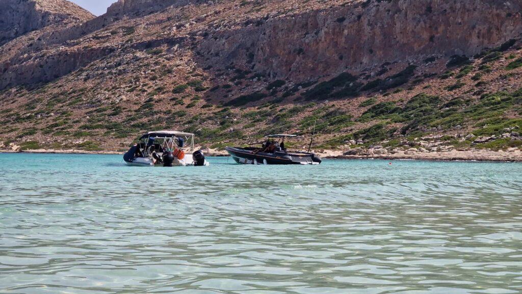 Spiaggia e Laguna di Balos a Creta: importanti cose da sapere prima di andare 13 motoscafo che ti porta dalla spiaggia di Falassarna a Balos