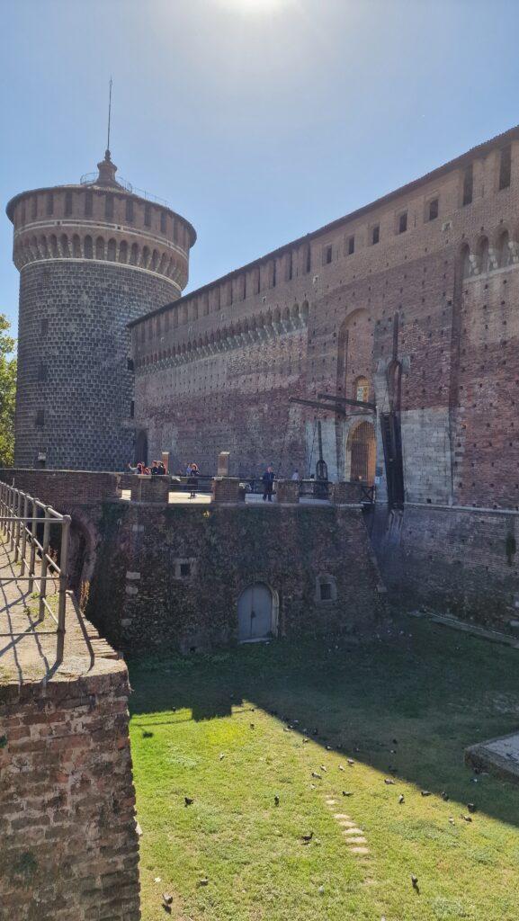 Top 10 Cosa vedere a Milano 19 Cosa vedere a Milano Castello Sforzesco 16