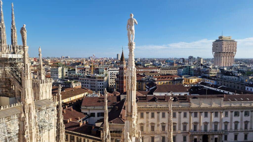 Top 10 Cosa vedere a Milano 101 Cosa vedere a Milano Terrazze dalla Cattedrale Duomo di Milano Piazza Duomo skyline di Milano