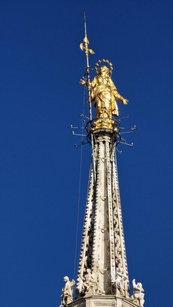 Top 10 Cosa vedere a Milano 93 Cosa vedere a Milano Terrazze dalla Cattedrale punta con sopra la madonnina sul Duomo di Milano 1