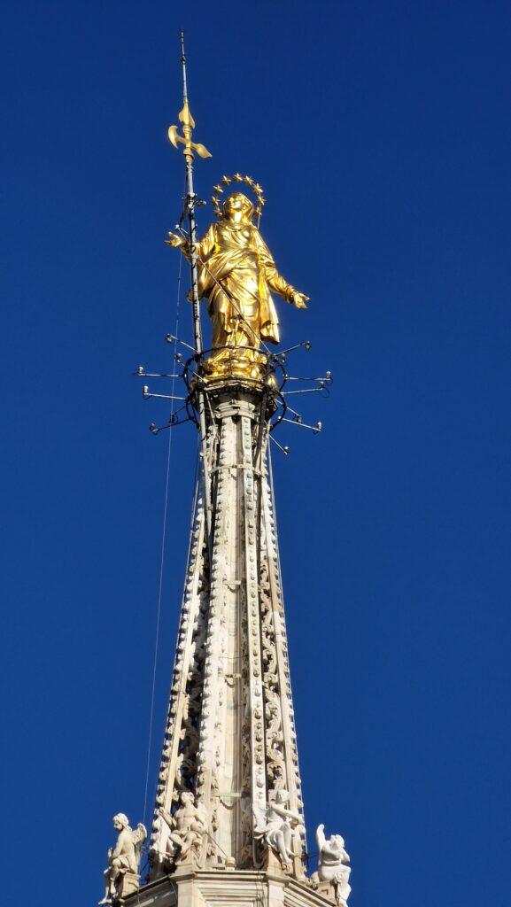 Top 10 Cosa vedere a Milano 94 Cosa vedere a Milano Terrazze dalla Cattedrale punta con sopra la madonnina sul Duomo di Milano 2