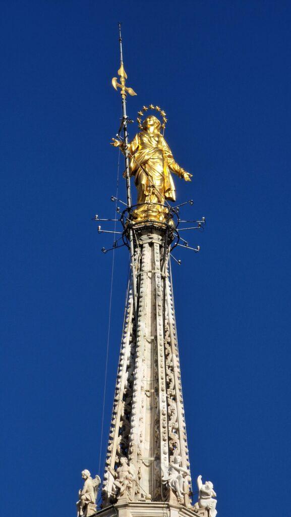 Top 10 Cosa vedere a Milano 95 Cosa vedere a Milano Terrazze dalla Cattedrale punta con sopra la madonnina sul Duomo di Milano 3