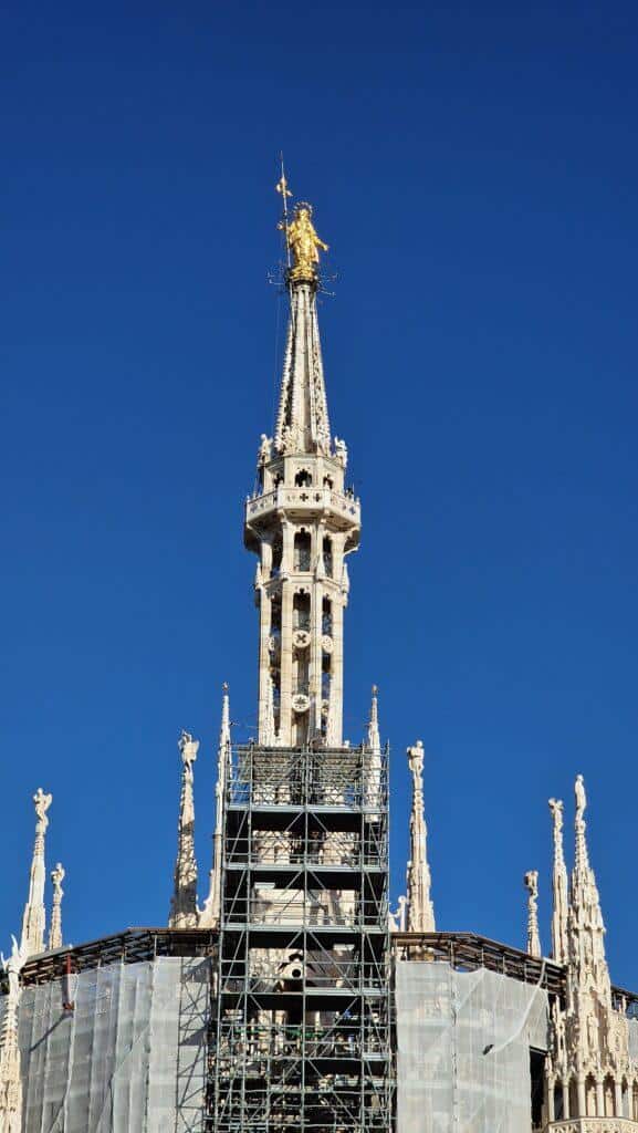 Top 10 Cosa vedere a Milano 96 Cosa vedere a Milano Terrazze dalla Cattedrale punta con sopra la madonnina sul Duomo di Milano 4