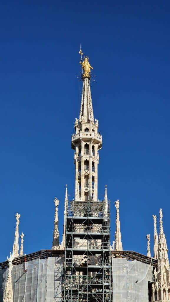 Top 10 Cosa vedere a Milano 97 Cosa vedere a Milano Terrazze dalla Cattedrale punta con sopra la madonnina sul Duomo di Milano 5