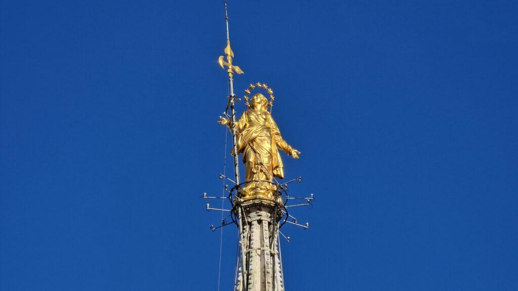 Top 10 Cosa vedere a Milano 99 Cosa vedere a Milano Terrazze dalla Cattedrale punta con sopra la madonnina sul Duomo di Milano 7