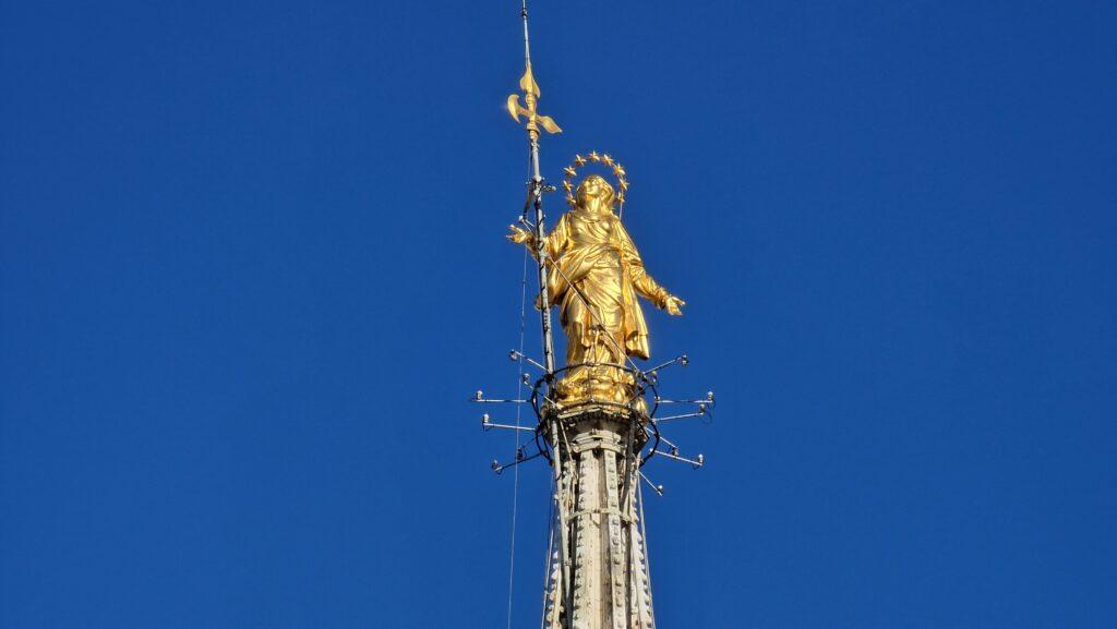 Top 10 Cosa vedere a Milano 100 Cosa vedere a Milano Terrazze dalla Cattedrale punta con sopra la madonnina sul Duomo di Milano 8