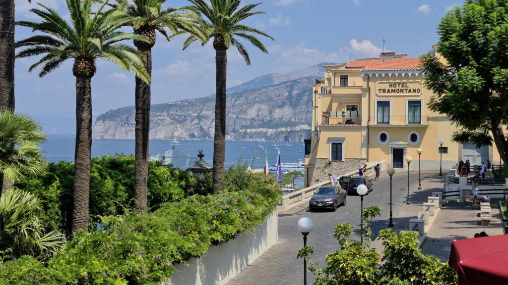 TOP 10 Cosa vedere a Sorrento. Sorrento Spiagge Costiera e... 11 Cosa vedere a Sorrento Piazza della Vittoria 1