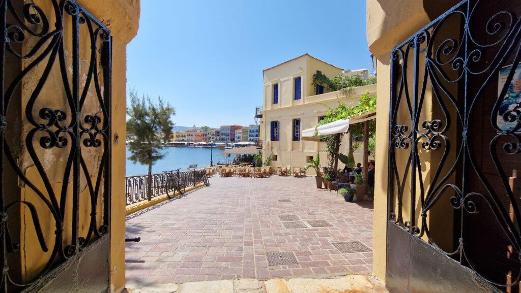 Chania Cosa Vedere: TOP 10 Attrazioni a Creta, Un Tocco di Venezia 14 Creta Chania Cosa vedere vista da dentro il cancello del Museo Marittimo di Creta