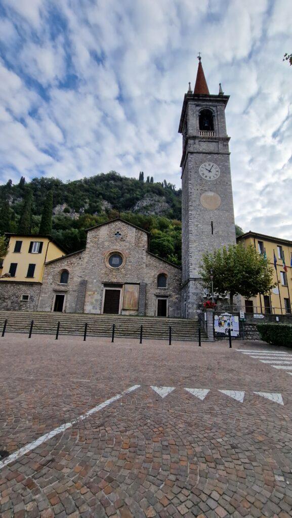Varenna Cosa Vedere? La Guida Completa ai 10 Luoghi Imperdibili 5 Lago di Como Varenna Piazza San Giorgio e chiesa 1