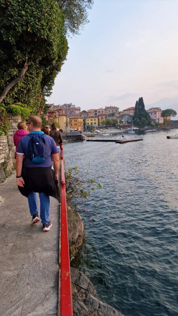 Varenna Cosa Vedere? La Guida Completa ai 10 Luoghi Imperdibili 3 Passerella sul Lago e Antico Porto Varenna Lago Di Como 6