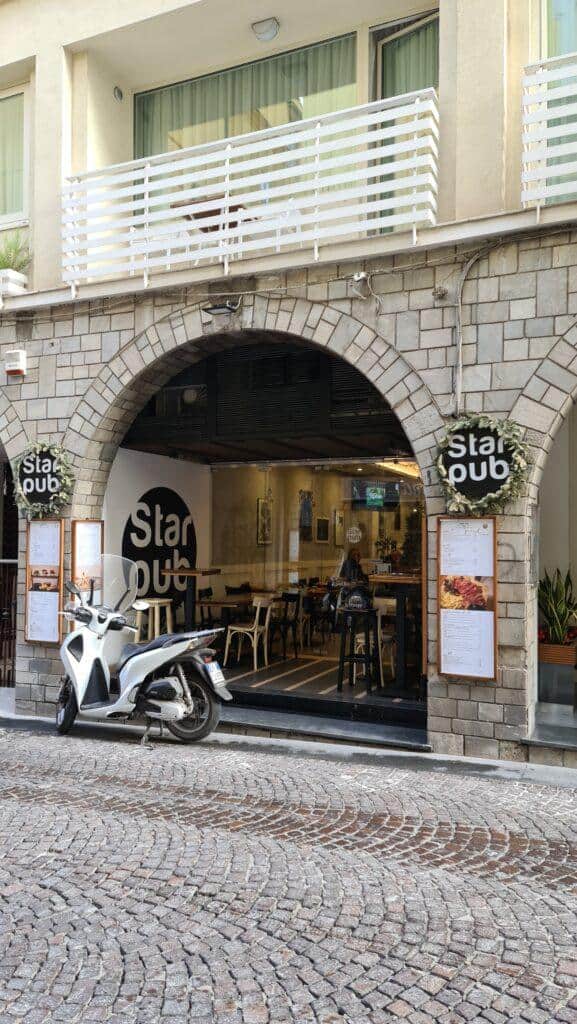 TOP 10 Cosa vedere a Sorrento. Sorrento Spiagge Costiera e... 79 Ristoranti Sorrento Star Pub 16