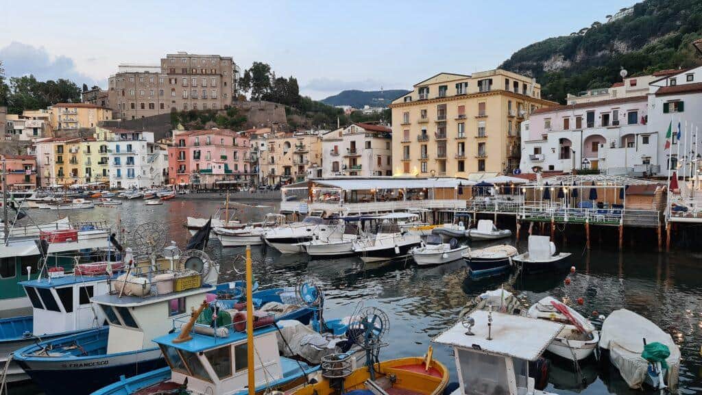 TOP 10 Cosa vedere a Sorrento. Sorrento Spiagge Costiera e... 27 Vista su Marina grande dal Ristorante Il Delfino Marina Grande Sorrento