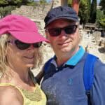 Ila e Gabriel con abiti leggeri e cappelli a Cnosso, a prova della necessità di protezione dal sole intenso di agosto.