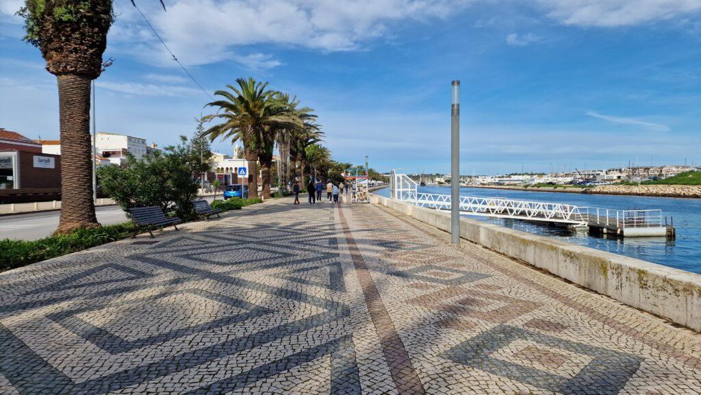 Lagos, Portogallo: un tesoro da scoprire! Algarve Lagos Portogallo cosa vedere? 2 Portogallo Algarve cosa vedere e quando andare Lagos viale lungo il fiume zona marina
