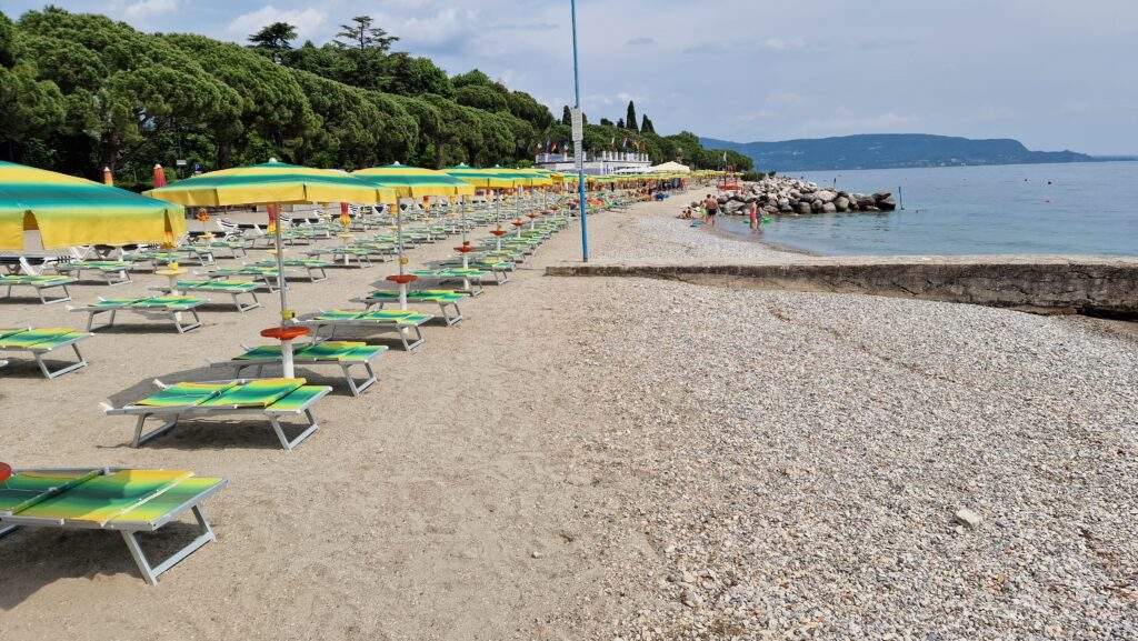 Scopri le Spiagge & la TOP 7. Toscolano Maderno cosa vedere? 2 Lago di Garda Spiaggia Toscolano Maderno Sabbia