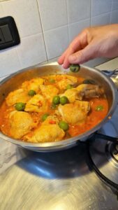 Carne tenera e deliziosa: Pollo alla Cacciatora ricetta originale Toscana 5 1.12 Preparazione pollo alla cacciatora ricetta originale aggiunta olive