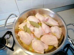 Carne tenera e deliziosa: Pollo alla Cacciatora ricetta originale Toscana 4 1.5 Preparazione pollo alla cacciatora ricetta originale aggiunta alloro