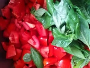Salsa Di Pomodoro Fatta In Casa Per 1 Sugo Buono E Genuino 4 1.3 Salsa di pomodori. Pomodori tagliati con basilico Salsa di Pomodoro Fatta in Casa per 1 sugo buono e genuino