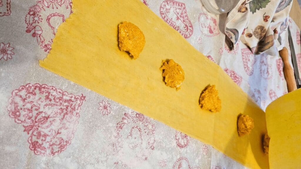 Esplora i sapori di Mantova con i tortelli di zucca mantovani: con la ricetta un'avventura deliziosa! 3 FOTO 1.14 Tortelli di zucca ripieno sulla sfoglia. Idee di ricette autunnali ricette con la Zucca