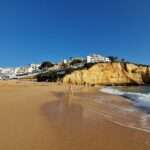 Algarve in inverno: spiagge deserte e un tuffo per veri coraggiosi. Benvenuti a gennaio!