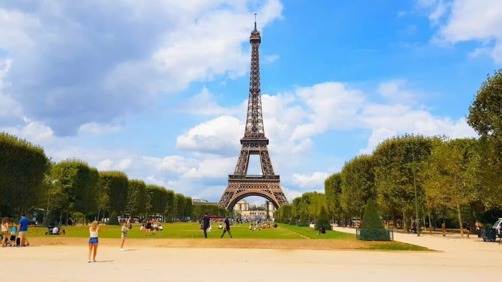 Meglio salire sulla Torre Eiffel di giorno o di sera? 8 Meglio salire sulla Torre Eiffel di giorno o di sera?