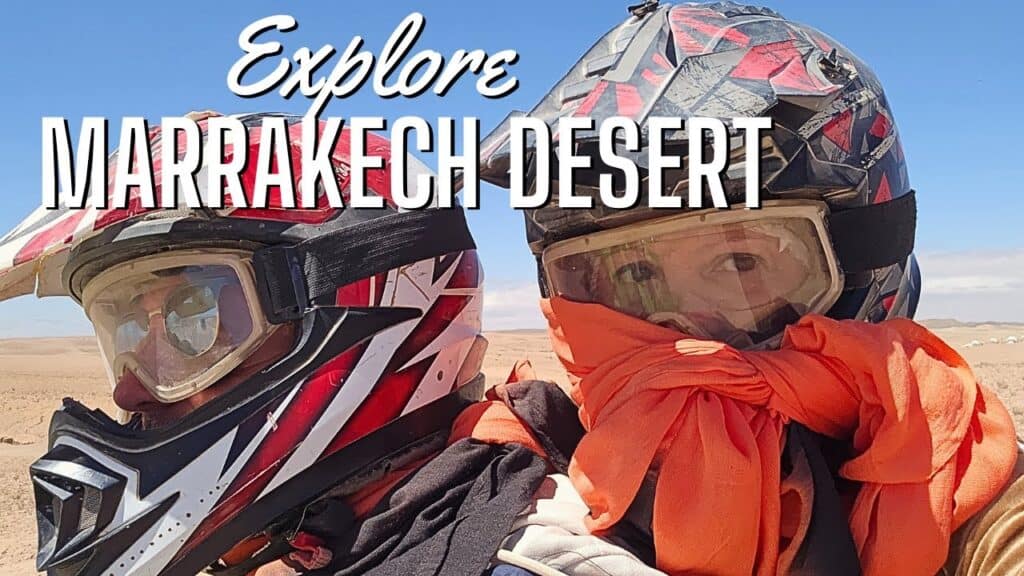 Tour Quad Marrakech: Adrenalina nel Deserto Roccioso e Oasi Nascoste! 4 Ila e Gabriel su un quad in corsa nel deserto roccioso di Agafay, entrambi con casco e sciarpa per la polvere.