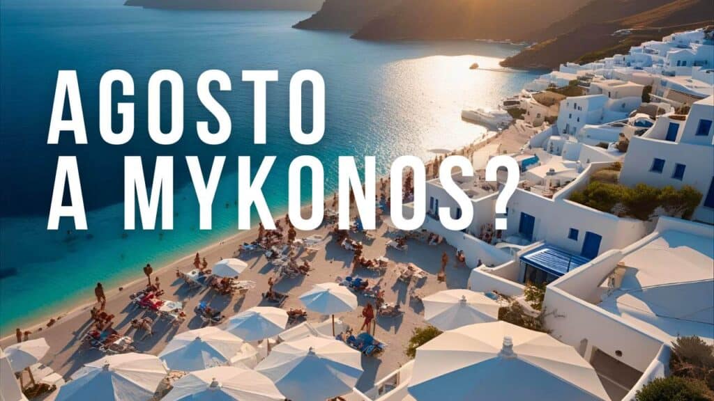 Spiaggia di Mykonos ad agosto con mare cristallino e ombrelloni affollati sotto il sole greco