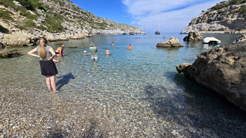 Baia di Anthony Quinn a Rodi: Il Paradiso Smeraldo dell'Egeo (Guida Completa 2025) 2 Acqua cristallina e spiaggia di ciottoli Baia Anthony Quinn, Rodi, ideale per snorkeling