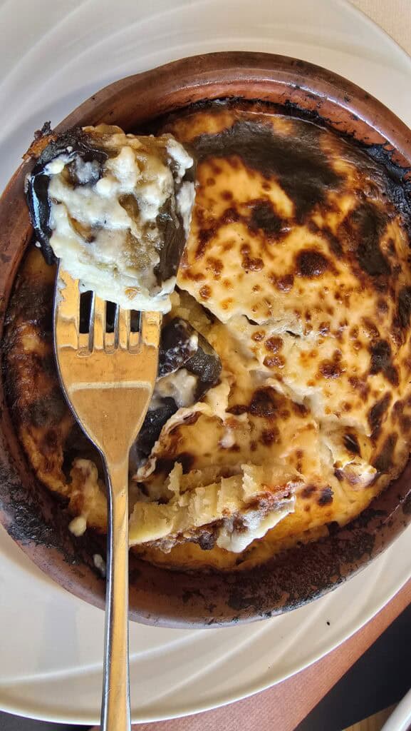 Prasonisi Rodi: Dove i Due Mari Si Incontrano (Prezzi e Consigli) 5 Primo piano della Moussaka della Taverna Oasis Prasonisi (Rodi), un piatto molto buono consigliato a 13,50 €.