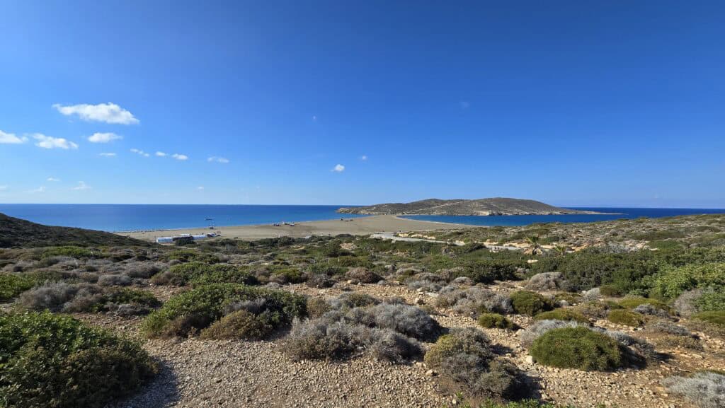 Prasonisi Rodi: Dove i Due Mari Si Incontrano (Prezzi e Consigli) 1 Vista panoramica dei due mari (Egeo e Mediterraneo) sulla spiaggia di Prasonisi, Rodi, scattata il 6 ottobre 2025 dal punto di osservazione.