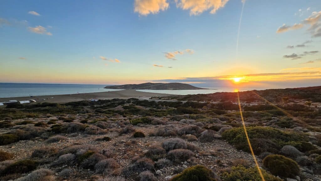 Prasonisi Rodi: Dove i Due Mari Si Incontrano (Prezzi e Consigli) 7 Tramonto Prasonisi Rodi 6 ottobre 2025: punto panoramico con vista sui due mari e sulla spiaggia.