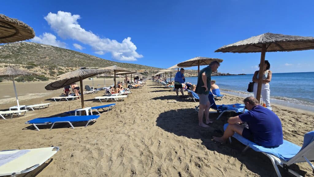 Prasonisi Rodi: Dove i Due Mari Si Incontrano (Prezzi e Consigli) 3 Lettini e ombrelloni a Prasonisi sul lato Mar Mediterraneo. Il costo per due lettini e un ombrellone è di 25 € (verificato a ottobre 2025).