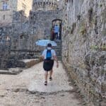 acciottolato Rodi Città Vecchia pioggia riflessi vicolo