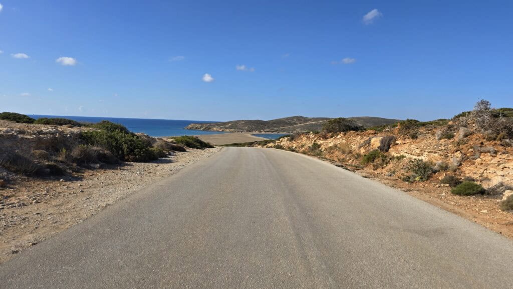 Prasonisi Rodi: Dove i Due Mari Si Incontrano (Prezzi e Consigli) 2 Immagine della strada asfaltata che porta alla spiaggia di Prasonisi, Rodi. La strada è ben tenuta e rende l'accesso facile, anche se la spiaggia è isolata.
