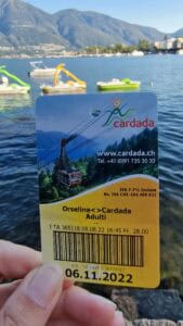 Scopri le belle Città Svizzere sul Verbano. Lago Maggiore Cosa Vedere, Orari e Consigli per i Costi! 6 Immagine del vecchio biglietto della funivia Cardada che mostra il costo di 28 CHF come esempio di prezzi svizzeri.